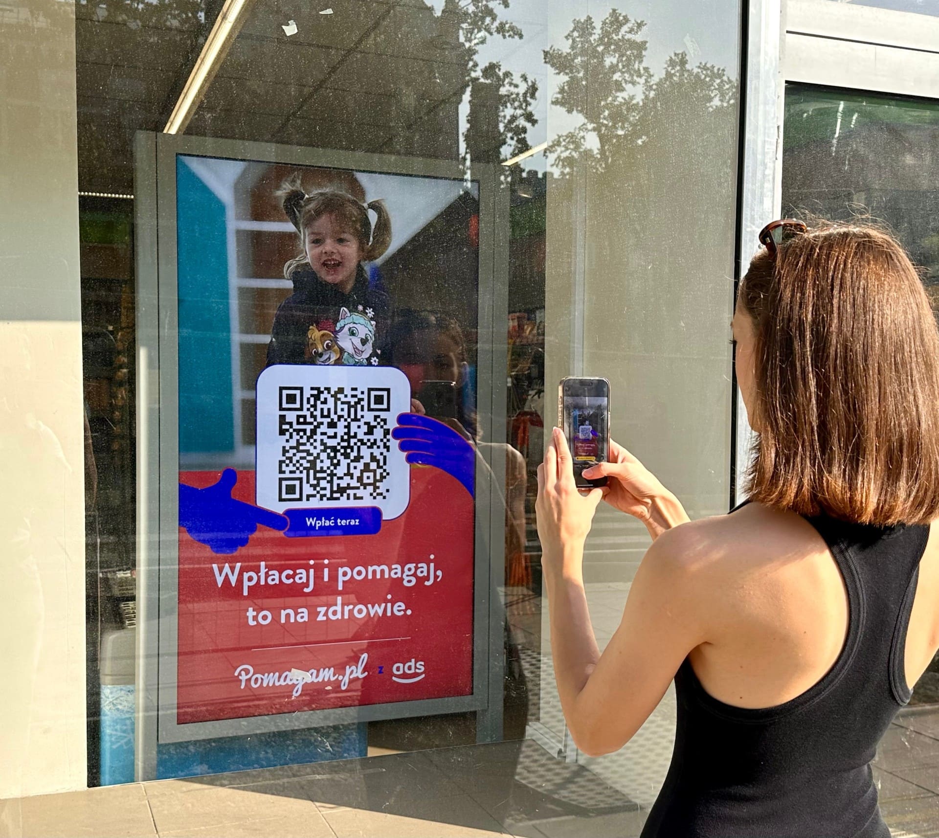 Żabka Ads w służbie dobroczynności. Zbiórki Pomagam.pl trafiły na sklepowe ekrany